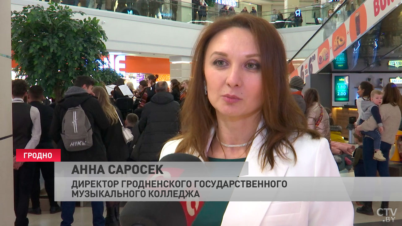 «Равнодушным не останется никто». Камерный оркестр исполнил новогодние хиты прямо в ТЦ Гродно-4