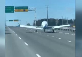 В Канаде самолёт аварийно приземлился прямо на шоссе 