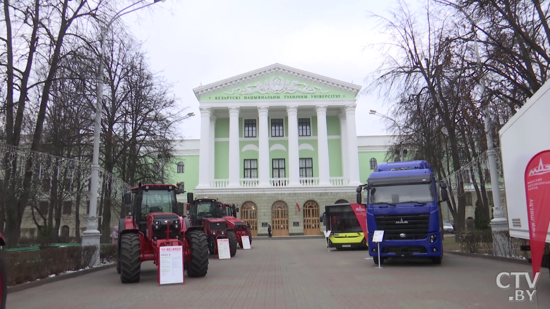 «К нему идут две дороги, очень сложные – ленты олицетворяют пути к знаниям». Необычную композицию установили возле БНТУ-10