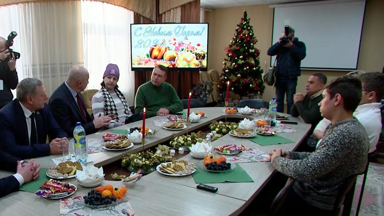 Юрий Караев встретился с семьями, эвакуированными из Газы