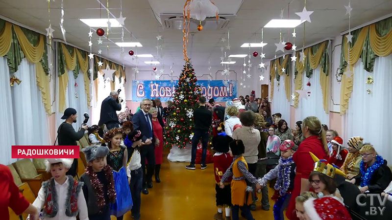 Новогодняя сказка для каждого. Юрий Караев и сотрудники МВД поздравили ребят из Радошковичской школы-интерната -11
