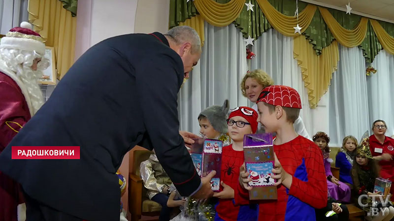 Новогодняя сказка для каждого. Юрий Караев и сотрудники МВД поздравили ребят из Радошковичской школы-интерната -15