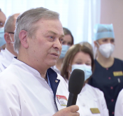 Президент Беларуси на встрече с медиками: «Мы с тобой, ещё когда я сопливым Президентом был, в больнице работали в этой»