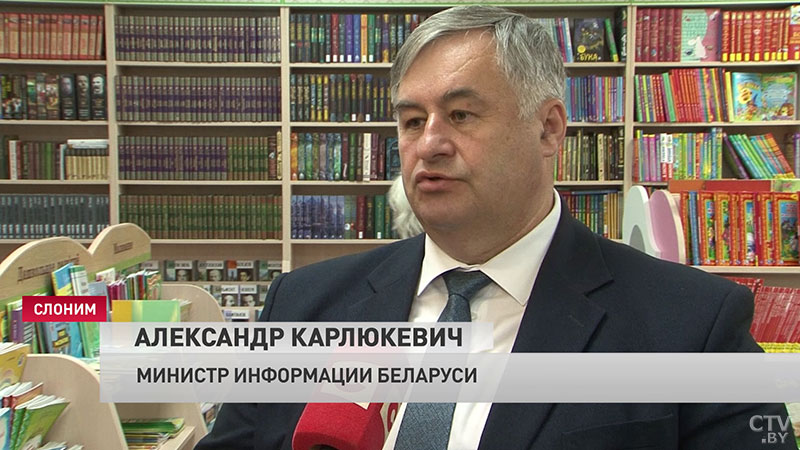 «Людзі зацікаўлены, прыходзяць у гэтую кнігарню». Карлюкевич о  книжном магазине, который открыли в Слониме в День письменности-6