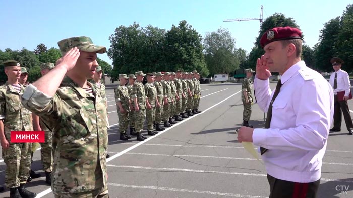 «Очень хорошо себя помню». Николай Карпенков на выпуске Военной академии рассказал, когда получил первые погоны офицера-1