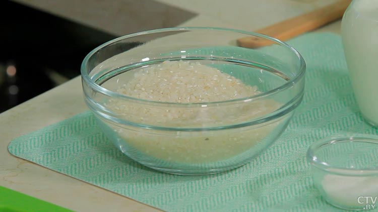 Рисовая каша с клубникой и орехами. Готовим завтрак, который понравится детям-1