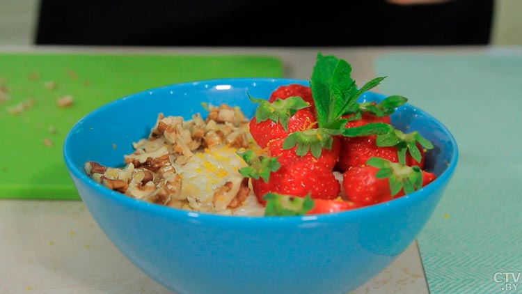 Рисовая каша с клубникой и орехами. Готовим завтрак, который понравится детям-10