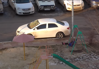 Не выходя из дома. Мама нашла странный способ поиграть с ребёнком на улице