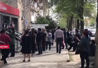 В очередях за пособием в Казахстане возникают драки и давка
