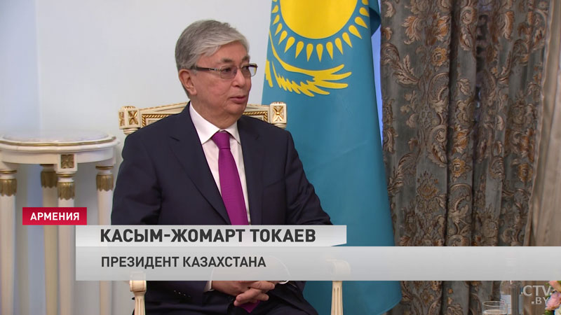 «Это хороший возраст для мужчины». Токаев подарил Александру Лукашенко на 65-летие кинжал-1