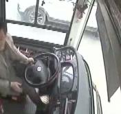 15 человек погибли из-за драки пассажирки и водителя автобуса. Происшествие попало на видео