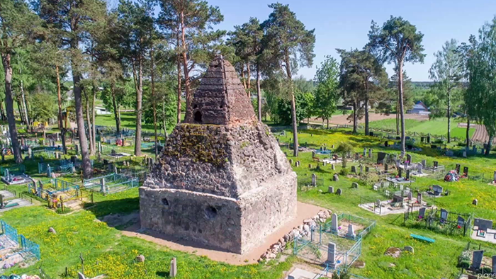 В загадочной усыпальнице могли проводить мистические ритуалы. Что известно о старинной пирамиде в Узде?