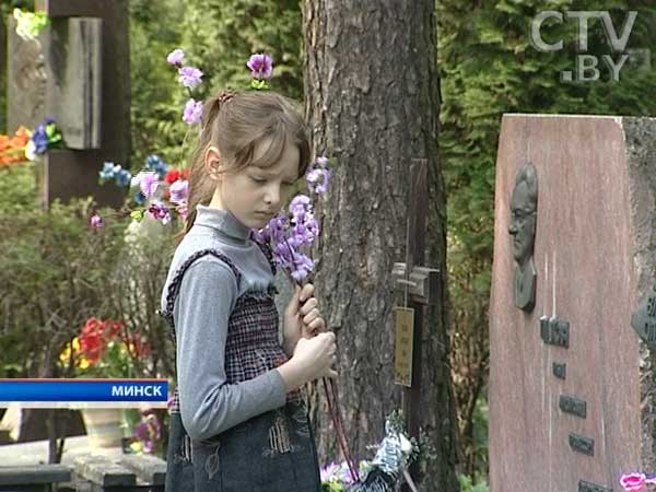  Ветхие ограды и памятники снесут, а вместо них появятся  плиты: на Военном кладбище в Минске проходит реконструкция