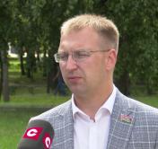 Сергей Клишевич: впереди приезжих для картинки и чтобы прикрыться стоят обычные люди