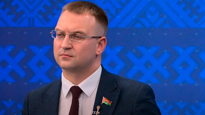 Клишевич: если депутат не будет решать вопросы ям и лампочек в подъезде, политического будущего у него нет
