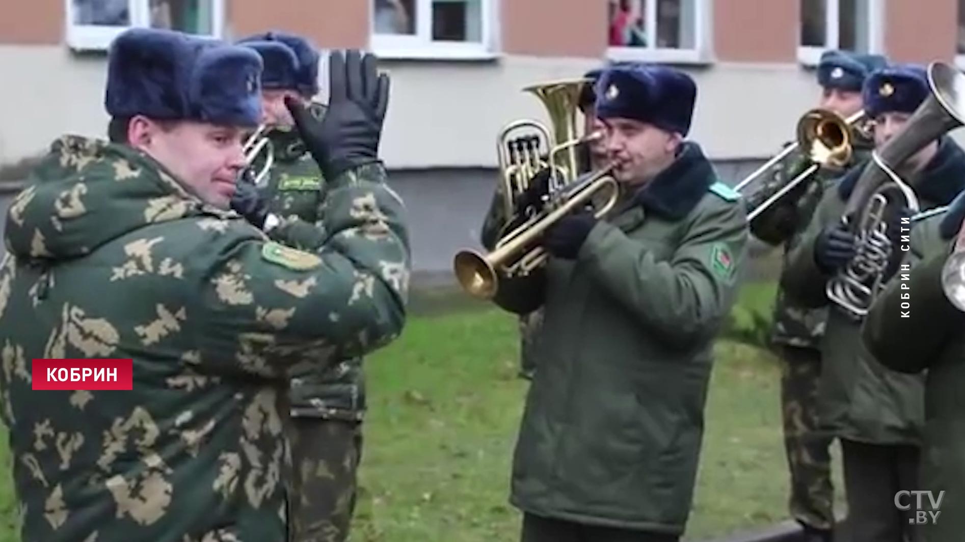 Начальник погранзаставы встречал жену из роддома с оркестром в Кобрине -7