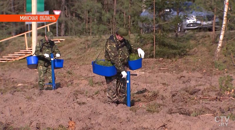 Андрей Кобяков и его заместители приняли участие в высадке деревьев в Акинчицком лесничестве-7