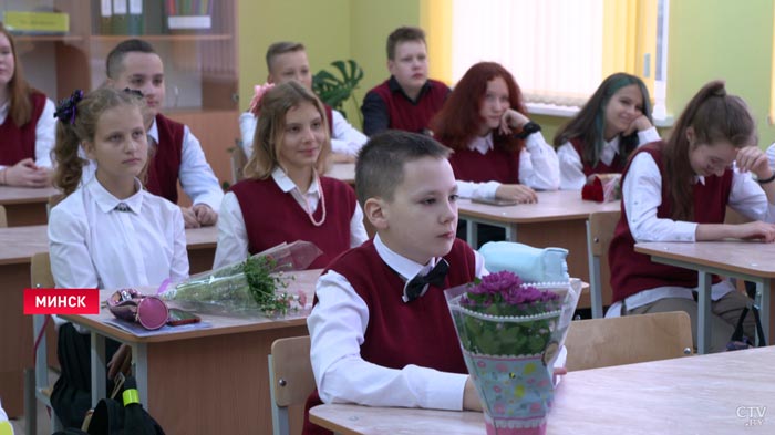 «Что-то нахлынуло такое». Владимир Перцов 1 сентября посетил родную школу в Витебске-4