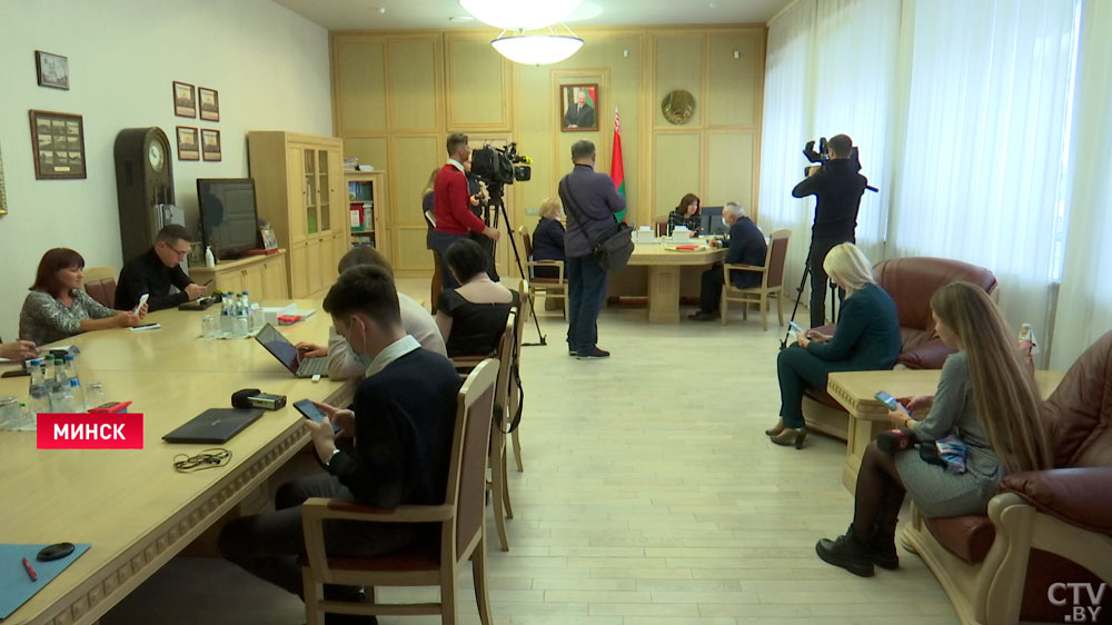 Деньги платят, а мусор не вывозят. Житель Барановичей позвонил на прямую линию Кочановой-1