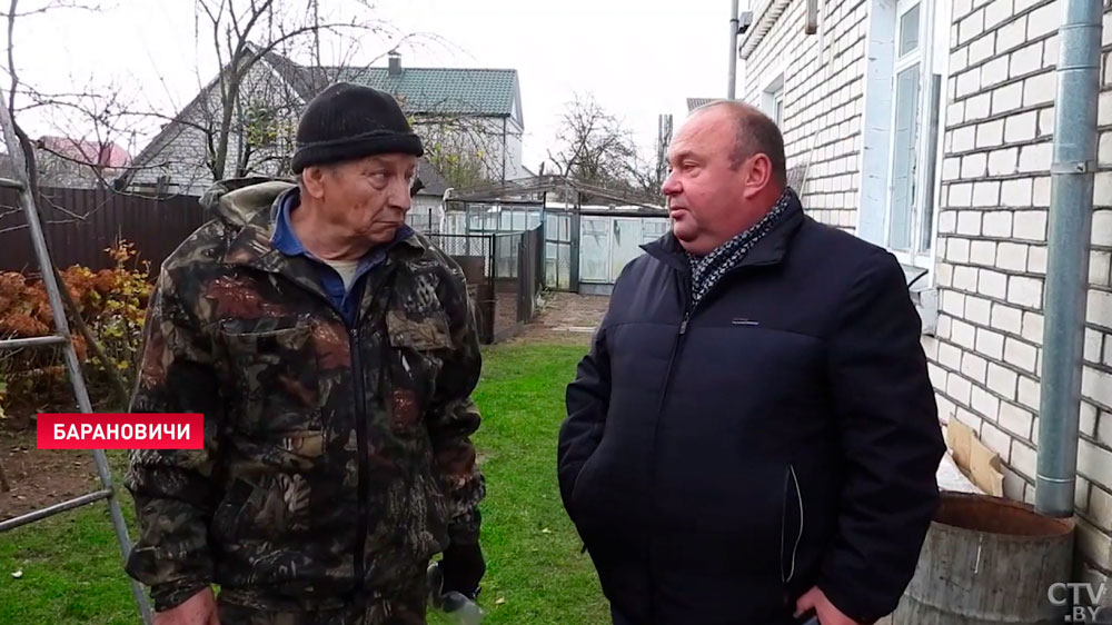 Деньги платят, а мусор не вывозят. Житель Барановичей позвонил на прямую линию Кочановой-10