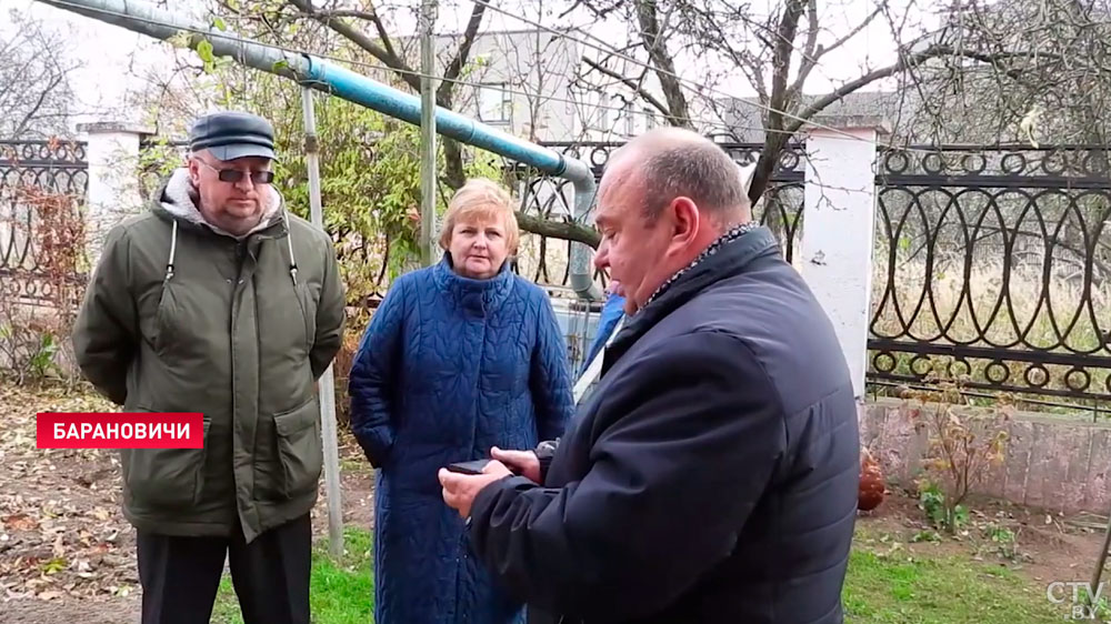 Деньги платят, а мусор не вывозят. Житель Барановичей позвонил на прямую линию Кочановой-13
