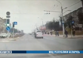 В Минске подросток перебегал дорогу на красный и столкнулся с машиной