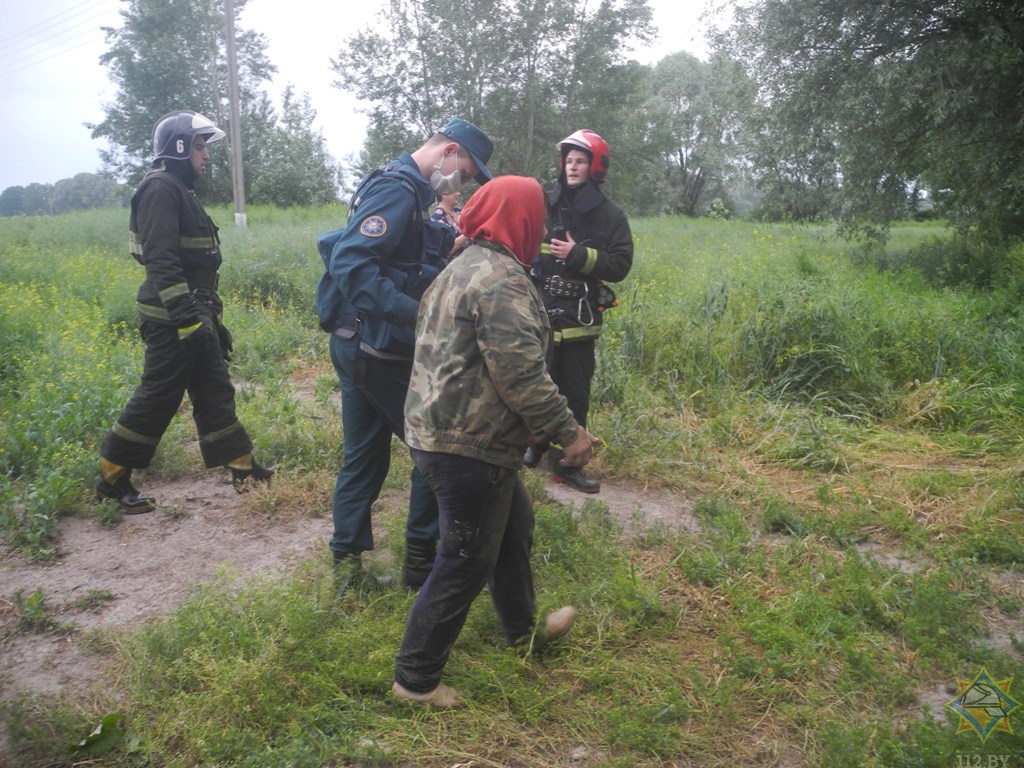 В Гомельском районе спасатели помогли женщине, которая упала в колодец -1