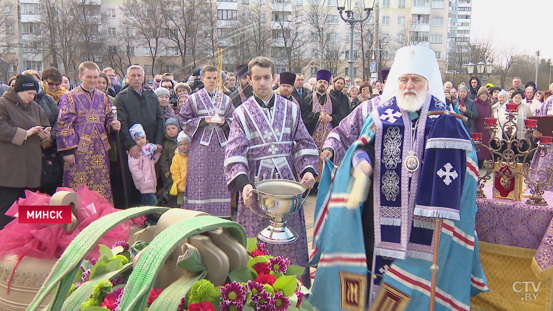 Новые колокола установили на звонницу Храма в честь Всех Святых: видеофакт-3