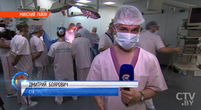 «Хотелось бы тонкости знать». Французский хирург провел операцию пациенту с раком кишечника в Минске-4
