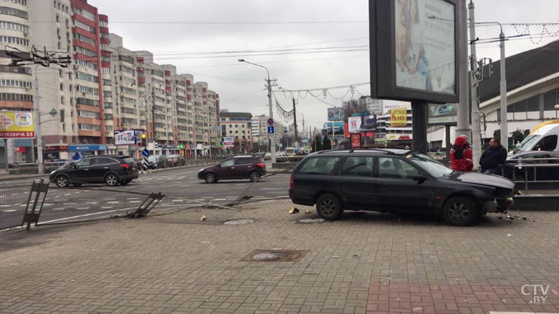 Возле Комаровки Ford вылетел на тротуар-1