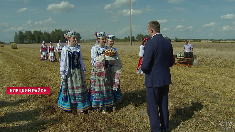 «Долго дома не задерживаемся. Очень тяжёлый труд». В Клецком районе чествовали комбайнеров, намолотивших 3 тыс. тонн зерна-10