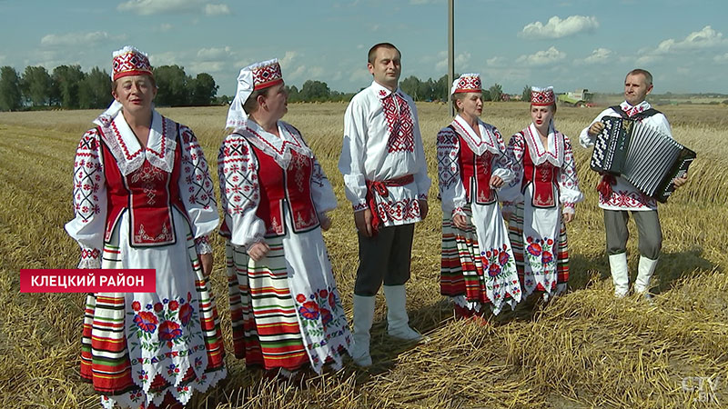 «Долго дома не задерживаемся. Очень тяжёлый труд». В Клецком районе чествовали комбайнеров, намолотивших 3 тыс. тонн зерна-15