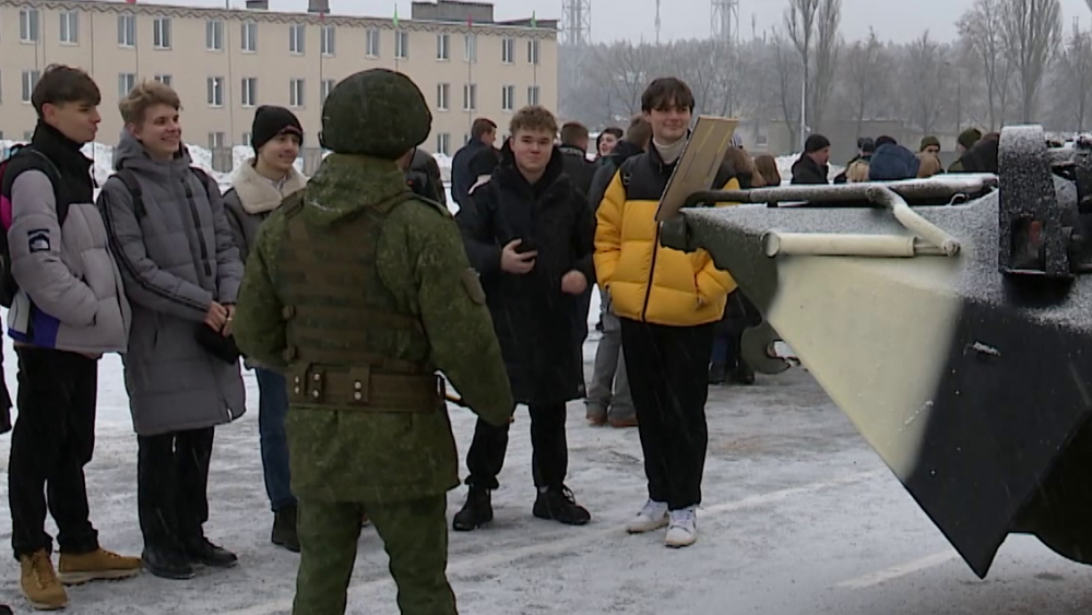 Приехали 3 тысячи подростков. Во Дворце Республики прошёл концерт по случаю Дня защитника отечества