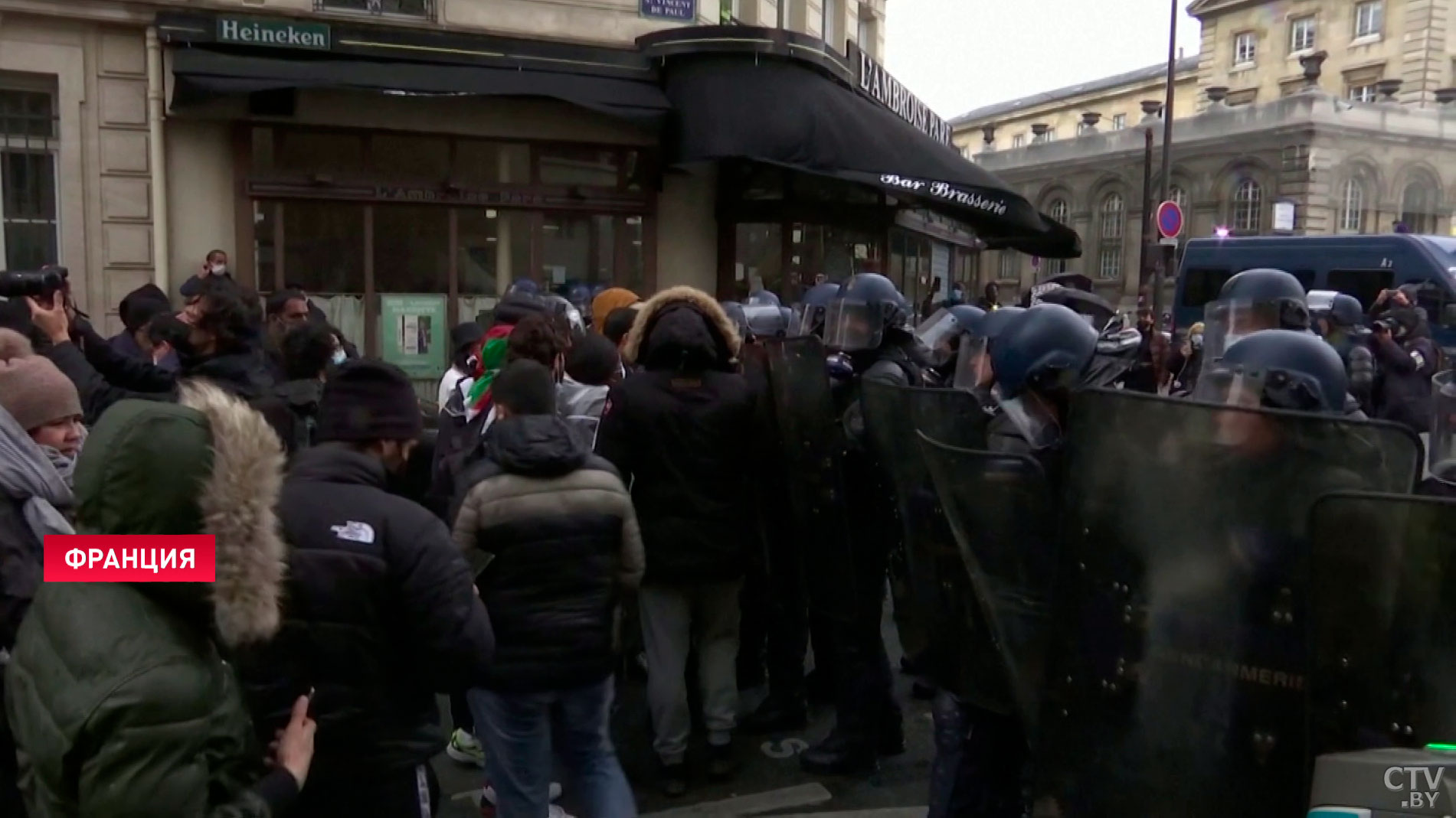 Палестино-израильский конфликт стал причиной беспорядков в Европе.  Протестующих разгоняли водомётами и слезоточивым газом-6