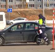 Конкурс «Девушки рулят» проводят в Витебске 8 марта. Девушки показывают мастерство вождения и знание ПДД