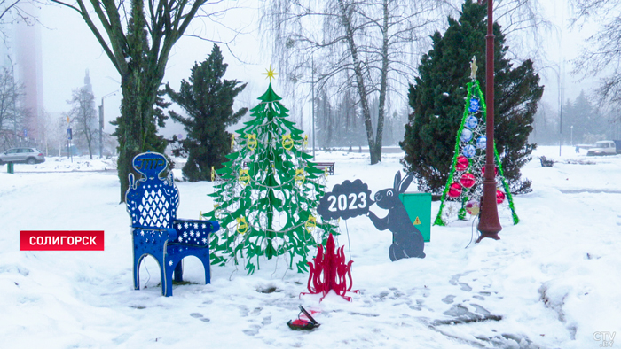 Трубы, дрова, бутылки и новогодние игрушки! В Солигорске устроили конкурс креативных ёлок-4