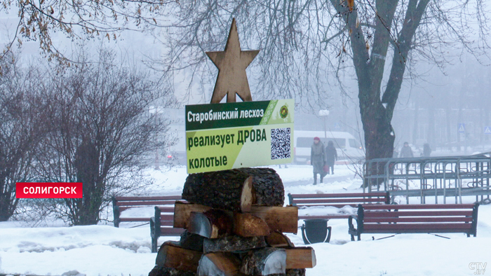 Трубы, дрова, бутылки и новогодние игрушки! В Солигорске устроили конкурс креативных ёлок-8