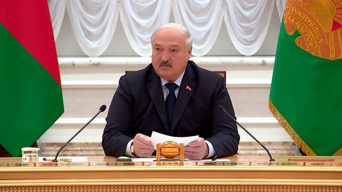 Лукашенко: «Вы должны доступно рассказывать!» Судьи объяснили, как работают конституционные жалобы Лукашенко: «Вы должны доступно рассказывать!» Судьи объяснили, как работают конституционные жалобы
