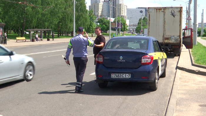 «Выявляется большое количество нарушений». Контроль за водителями такси усилят в Минске