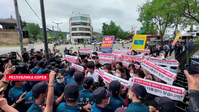 В Корее студенты штурмовали посольство Японии в знак протеста против сброса воды с АЭС «Фукусима»