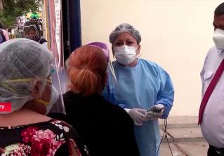 Жители Перу в общественных местах теперь обязаны носить сразу две маски Жители Перу в общественных местах теперь обязаны носить сразу две маски