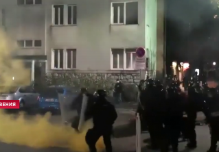 Протесты против карантина выливаются в столкновения с полицией. Что происходит с коронавирусом в Европе?