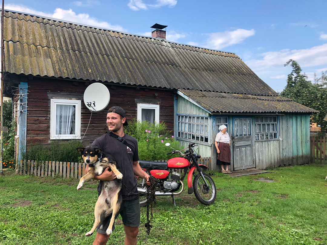 «Лучшее лето – лето у своих». Макс Корж показал свой клип лунинецким бабушкам. И вот как они отреагировали 