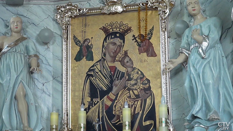 Снаружи – скромный деревянный храм, внутри – барочные алтари и старинный орган. Посмотрите на костёл в Плебановцах-25