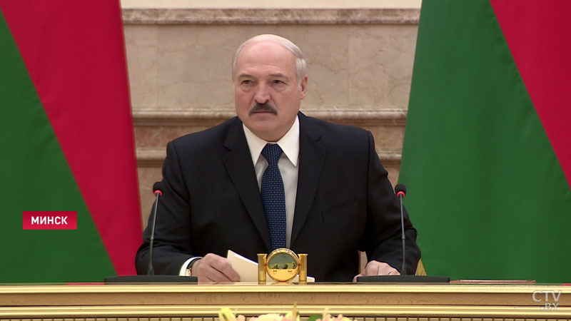 Александр Лукашенко: «Врачи должны лечить. Точка. Не открывать, не закрывать, не шить маски, не бегать по стране за бахилами»-4