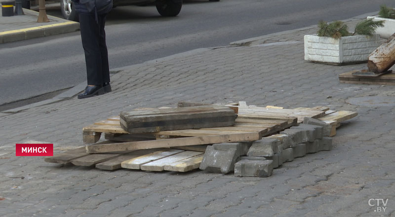 На Интернациональной под весом автокрана провалилась плитка-1