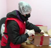 Тёплый душ, врачебный осмотр и продукты. Сотрудники Красного Креста помогают тем, кто вынужден жить на улице