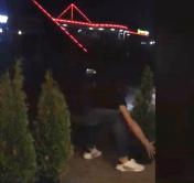 В Витебске мужчина украл вазон с туей от ресторана. Момент попал на видео 