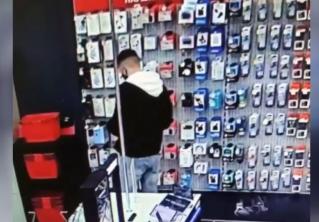 Украл две пары наушников и игровую приставку. Жителя Слуцкого района задержали во время кражи в магазине электроники