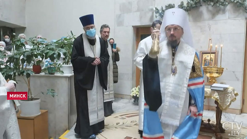 Митрополит Вениамин совершил молебен в десятой больнице Минска и наградил медработников-4